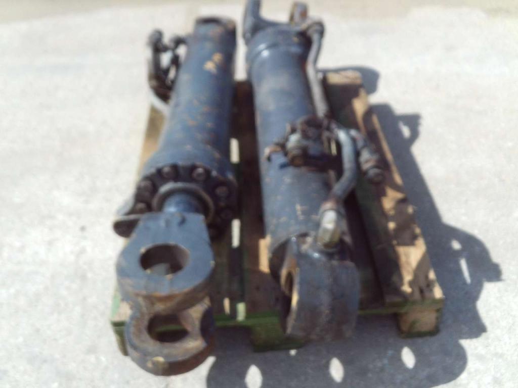 Lifting piston for New Holland W270B Photo 4