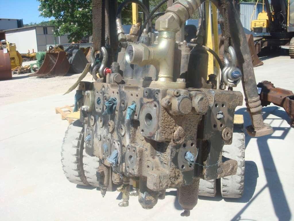 Hydraulic distributor for New Holland 385 Photo 5