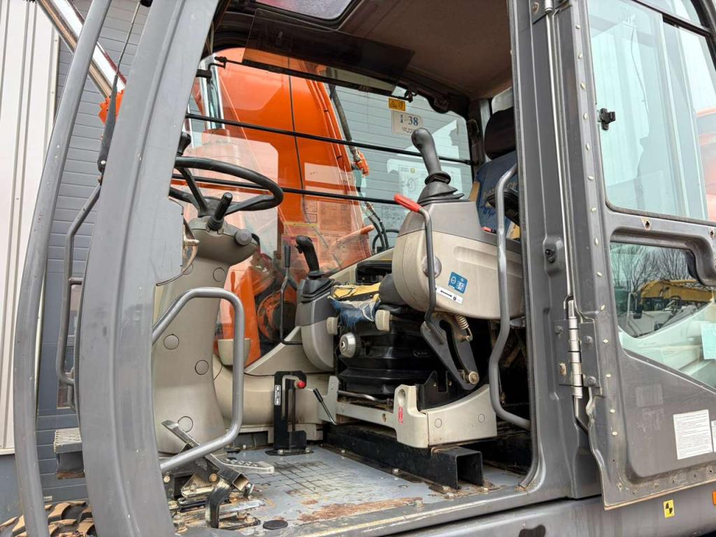 Hitachi ZX170W-3 Photo 16
