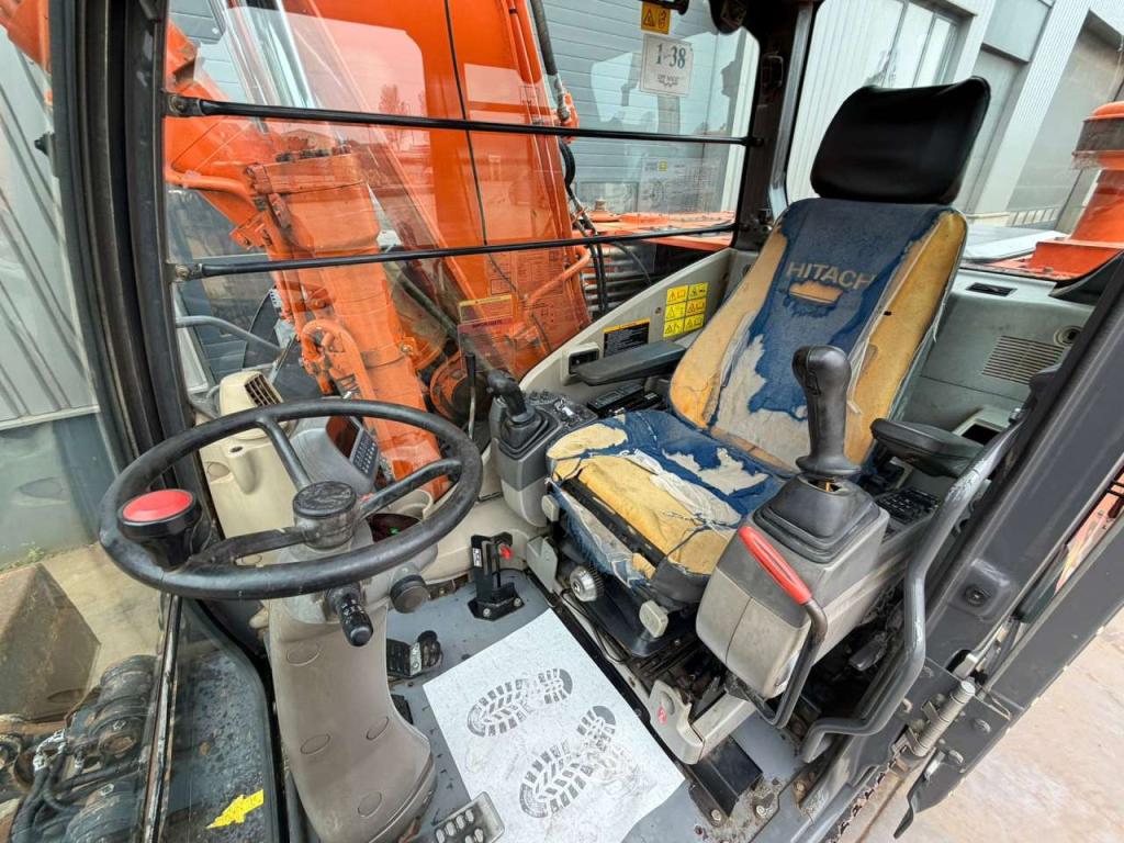 Hitachi ZX170W-3 Photo 17