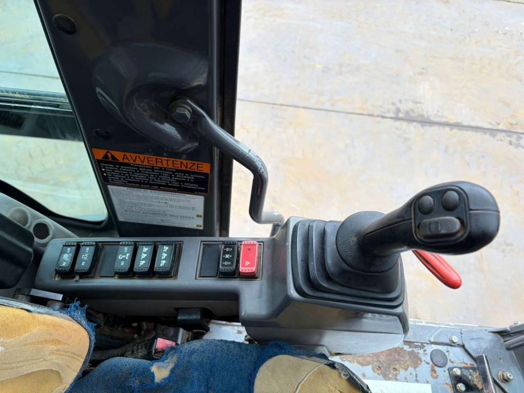 Hitachi ZX170W-3 Photo 19