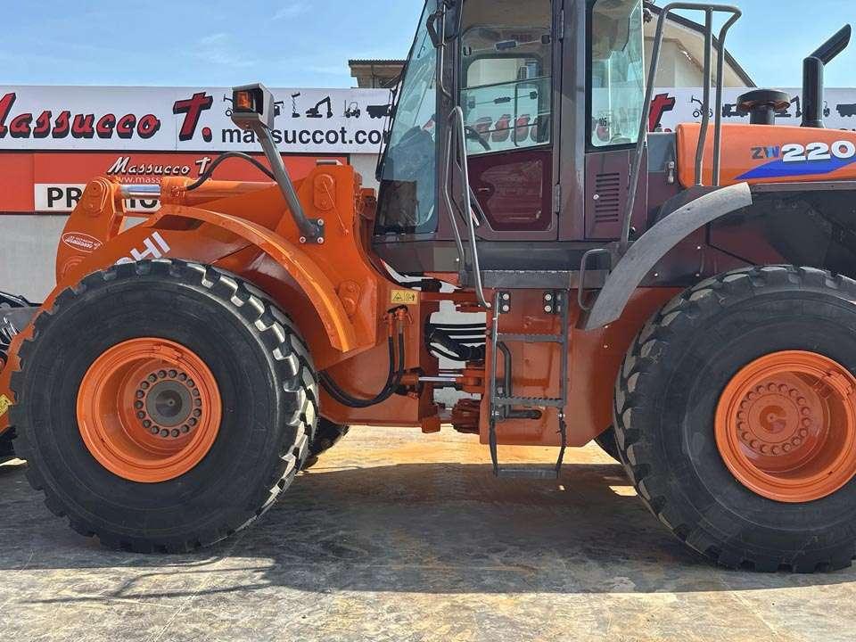 Hitachi ZW220 Photo 11