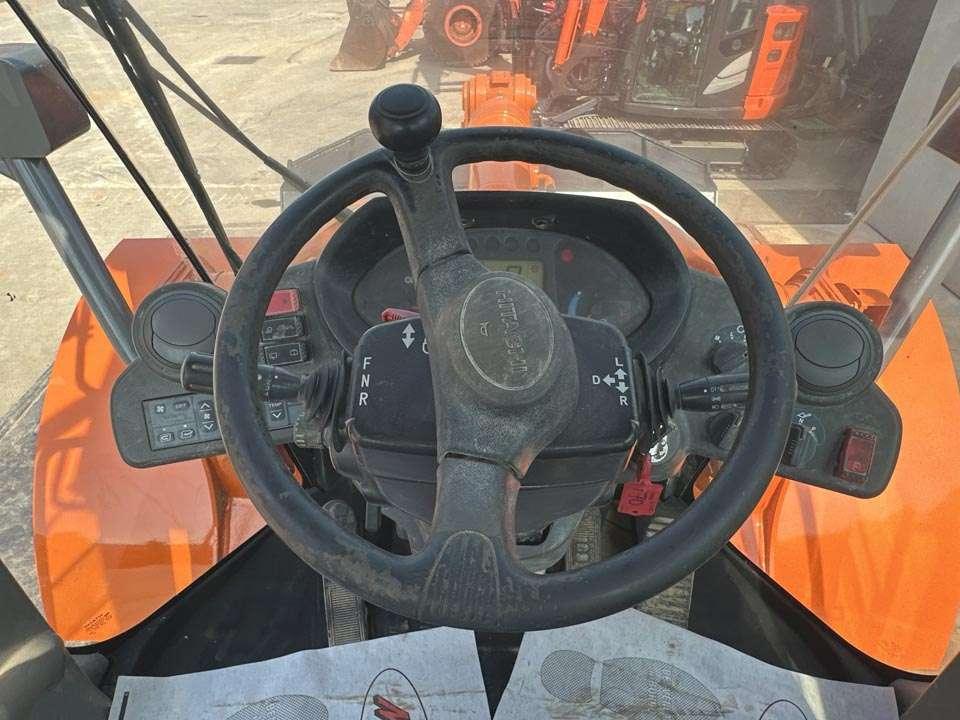 Hitachi ZW220 Photo 18