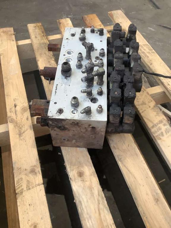 Hydraulic distributor for JLG LIFT 450 AJ Photo 3