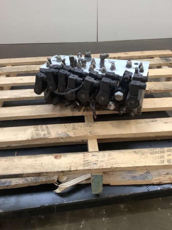 Hydraulic distributor for JLG LIFT 450 AJ Photo 4