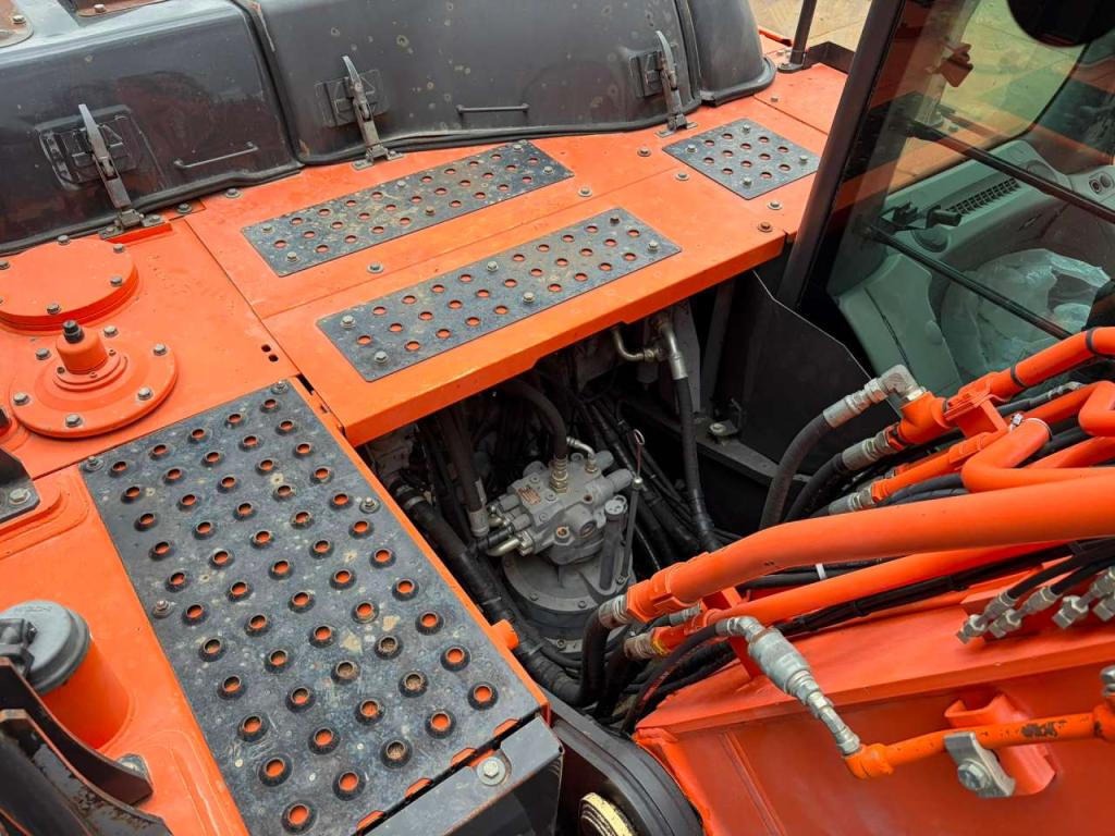Hitachi ZX210LC-6 Photo 30