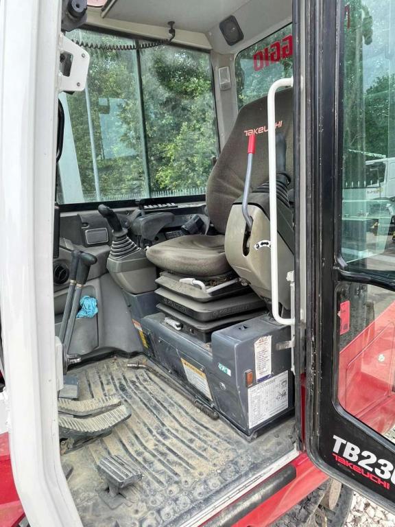 Takeuchi TB230 Photo 2