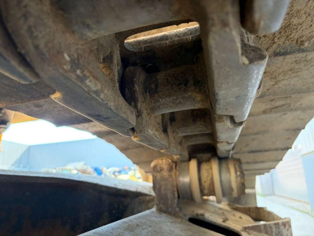 Komatsu PC228USLC-8 Photo 17