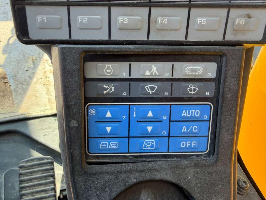 Komatsu PC228USLC-8 Photo 23