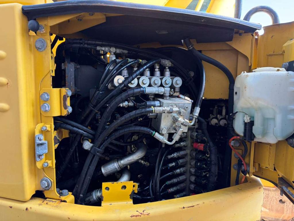 Komatsu PC228USLC-8 Photo 28