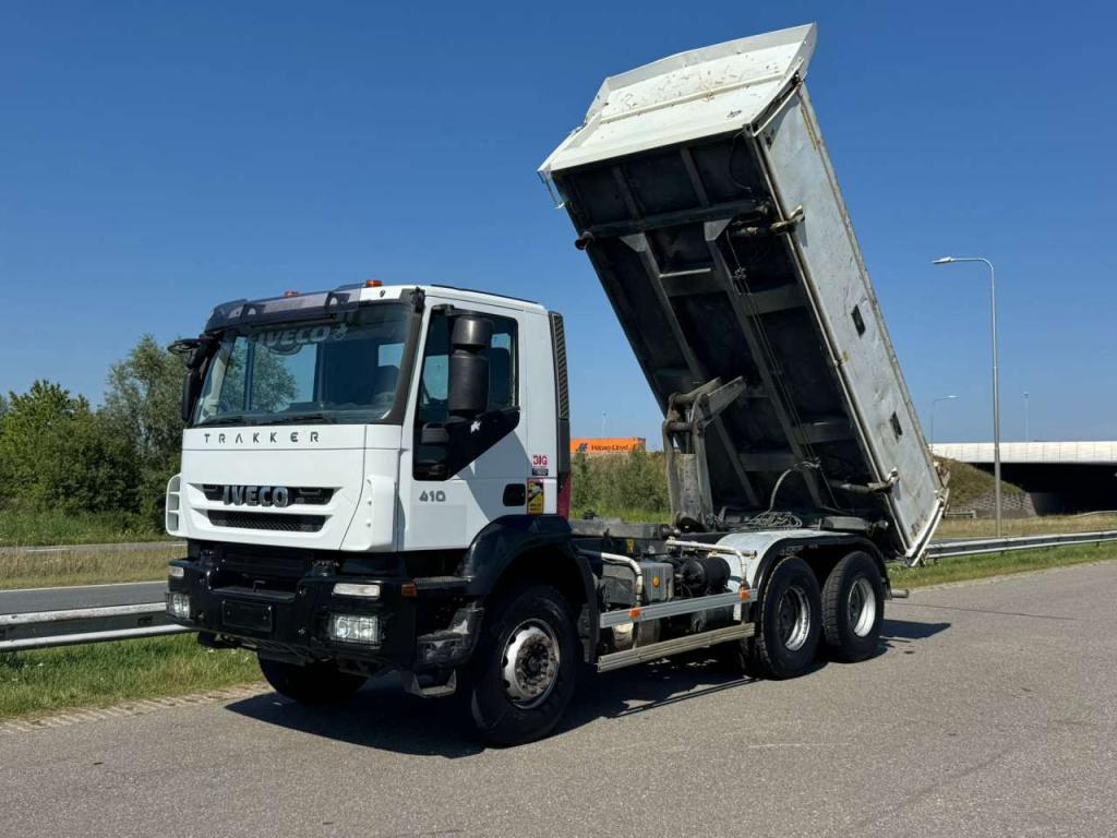 Iveco Trakker 410 6x4 Kipper Photo 1