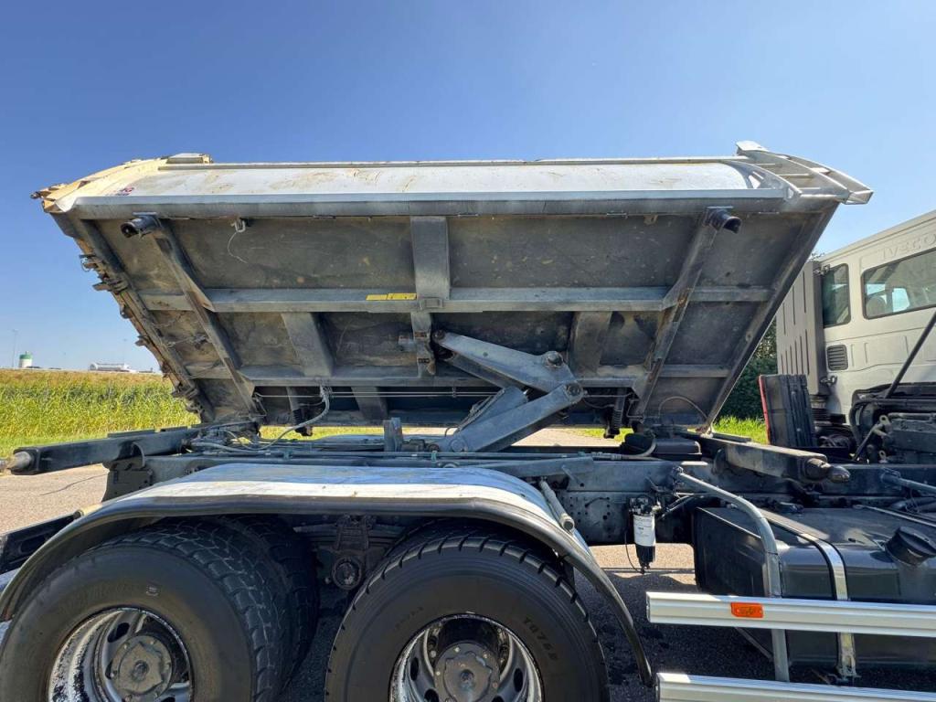 Iveco Trakker 410 6x4 Kipper Photo 15