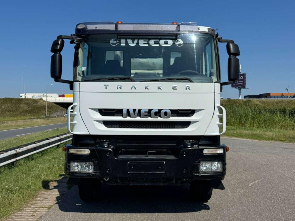Iveco Trakker 410 6x4 Kipper Photo 8