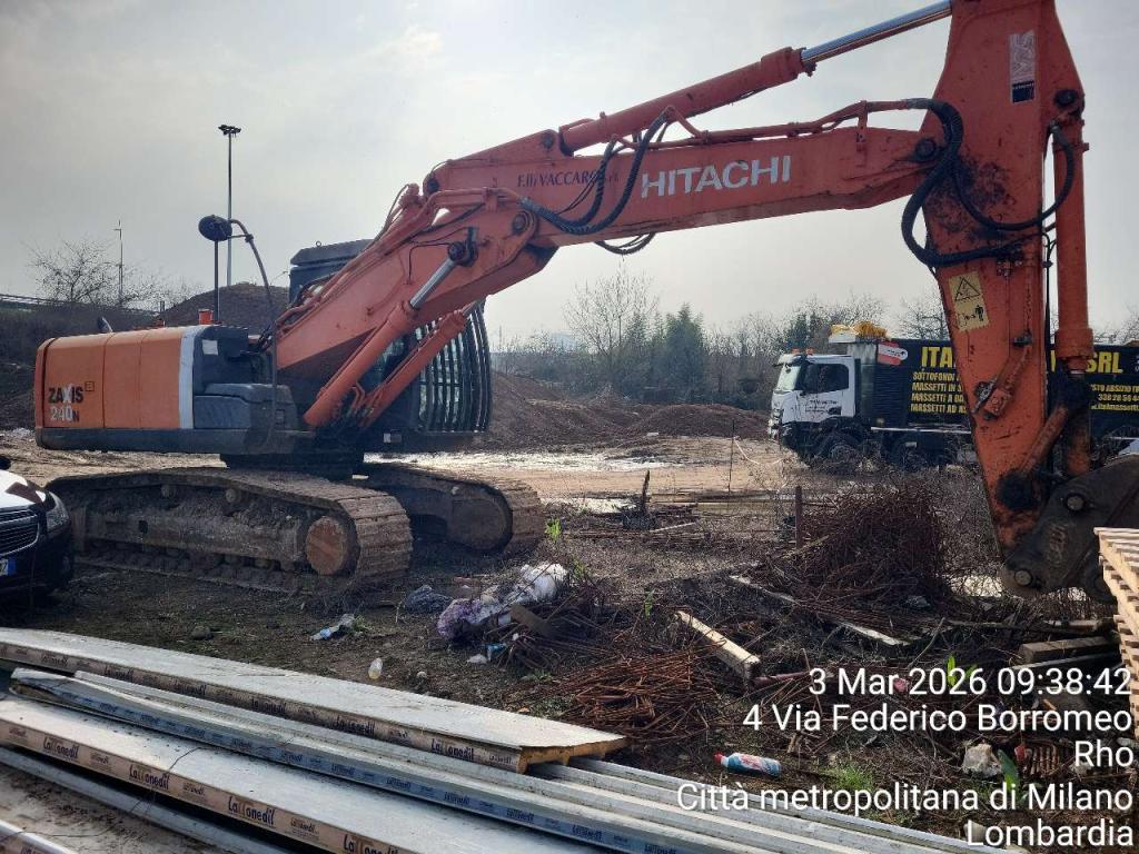 Hitachi ZX240 Photo 3