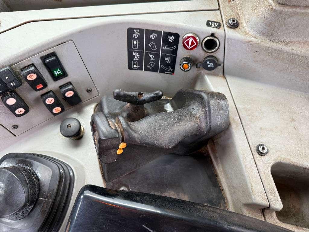 Caterpillar D8T LGP - German Machine / Ripper Valve Photo 11