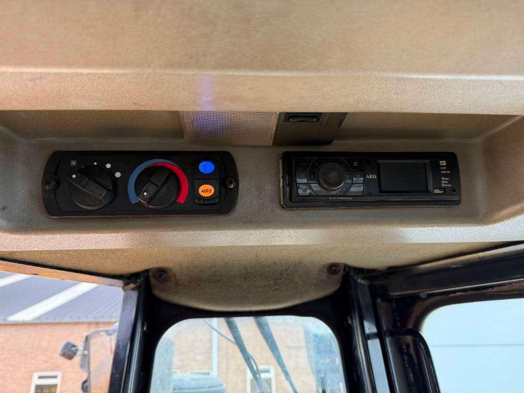 Caterpillar D8T LGP - German Machine / Ripper Valve Photo 13