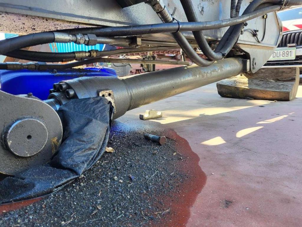 Volvo bucket cylinder 14610685 for Volvo EW160D, EW160E Photo 1