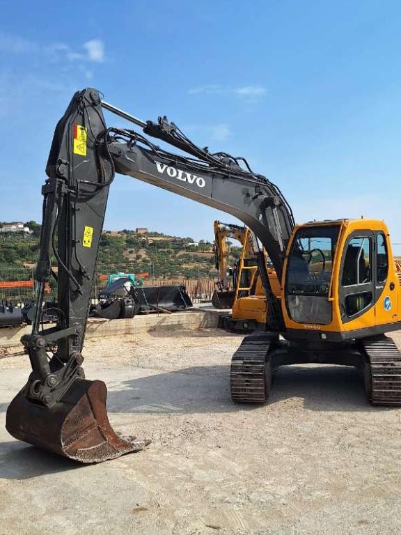 Volvo EC140B Photo 1