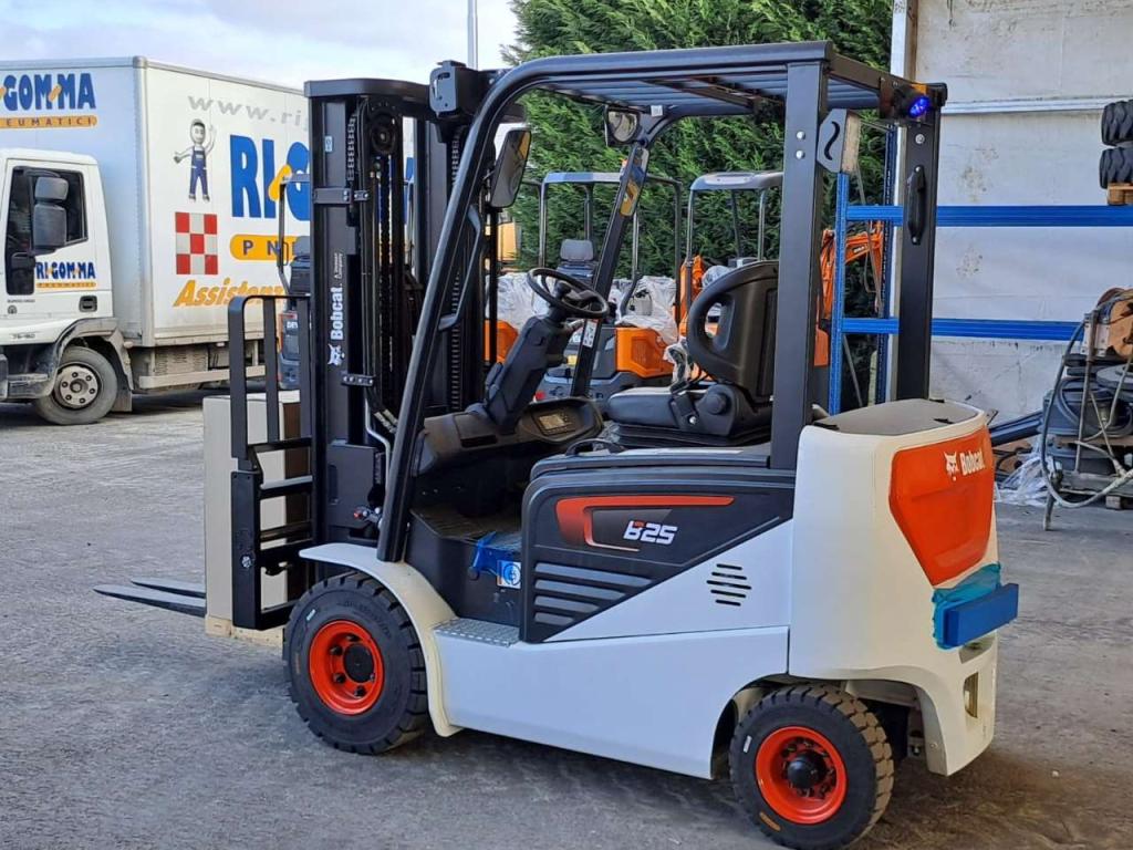 Bobcat B25 Photo 3