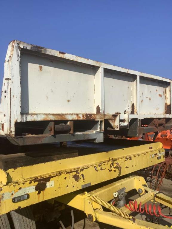 Volvo F12 6X2 Photo 4