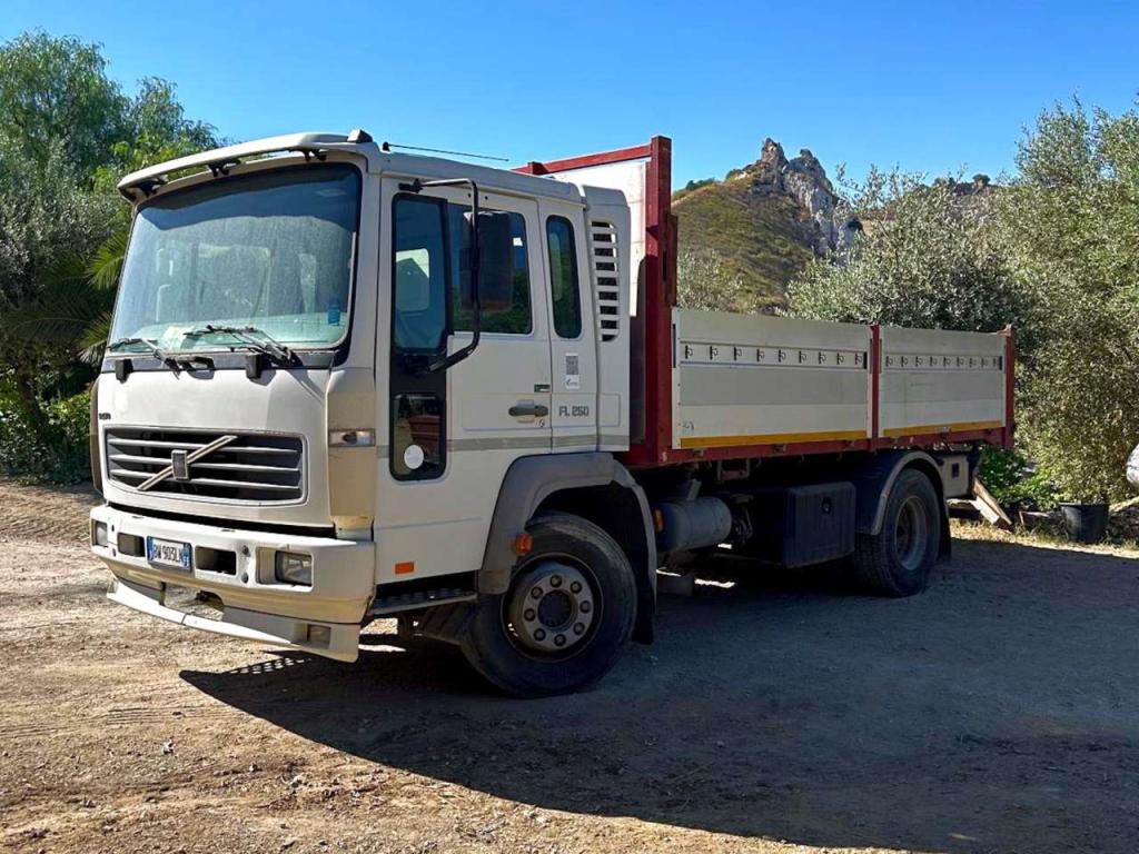 Volvo FL250 Photo 1