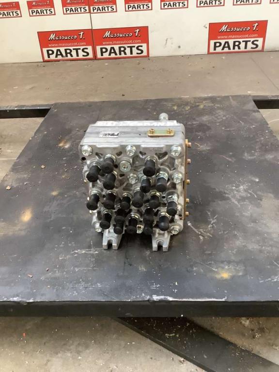 Hydraulic distributor for Hitachi ZX135US-7 Photo 1