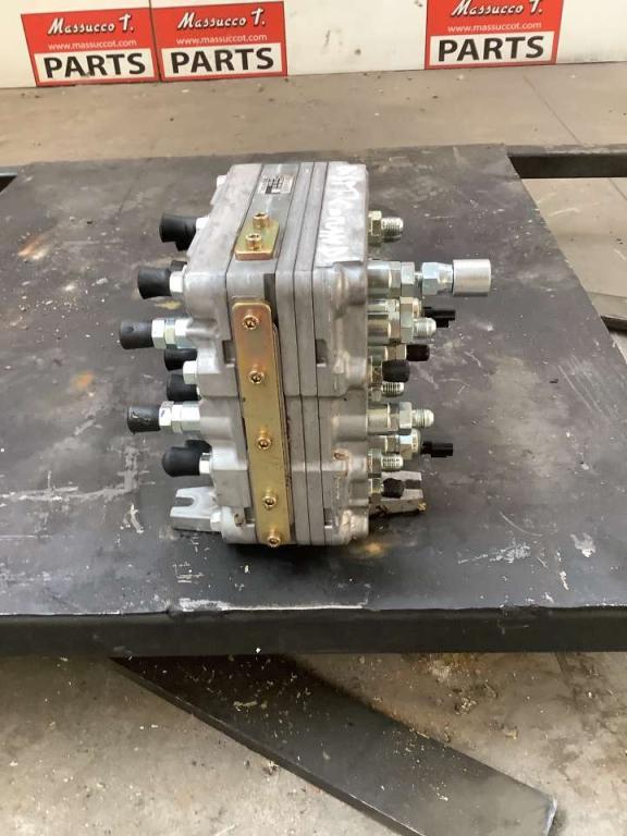 Hydraulic distributor for Hitachi ZX135US-7 Photo 2
