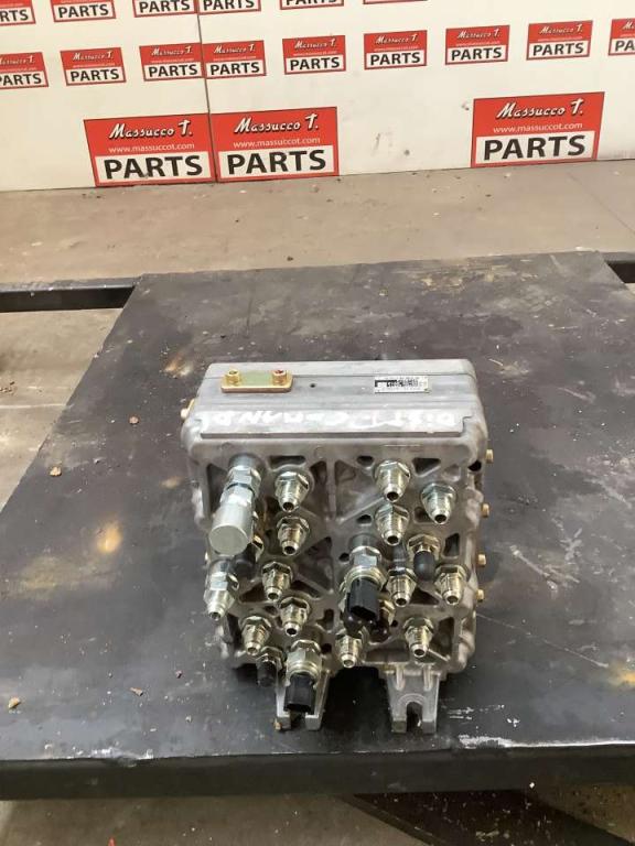 Hydraulic distributor for Hitachi ZX135US-7 Photo 3