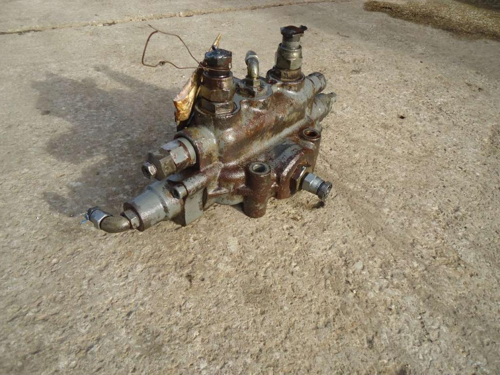 Ride control valve block for Hitachi ZW310 Photo 2