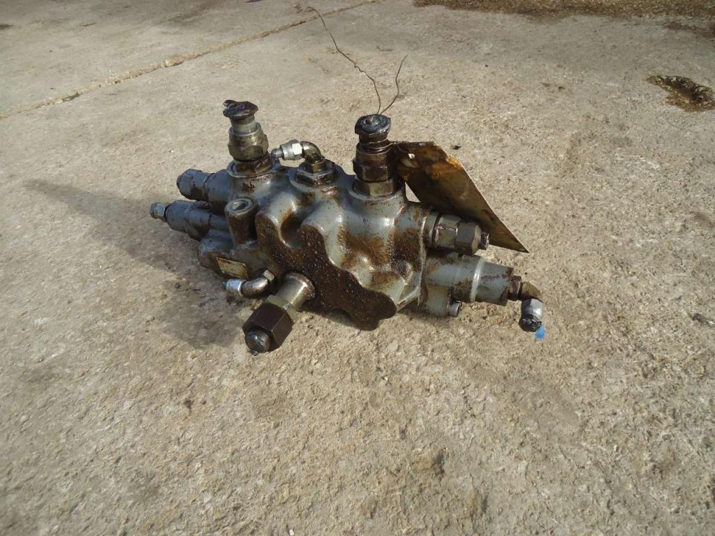 Ride control valve block for Hitachi ZW310 Photo 3