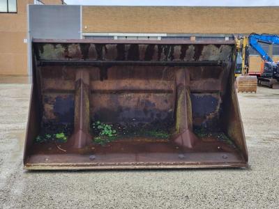 Leonardi Benne High tilting bucket sold by A. Cherubini & Figli Srl