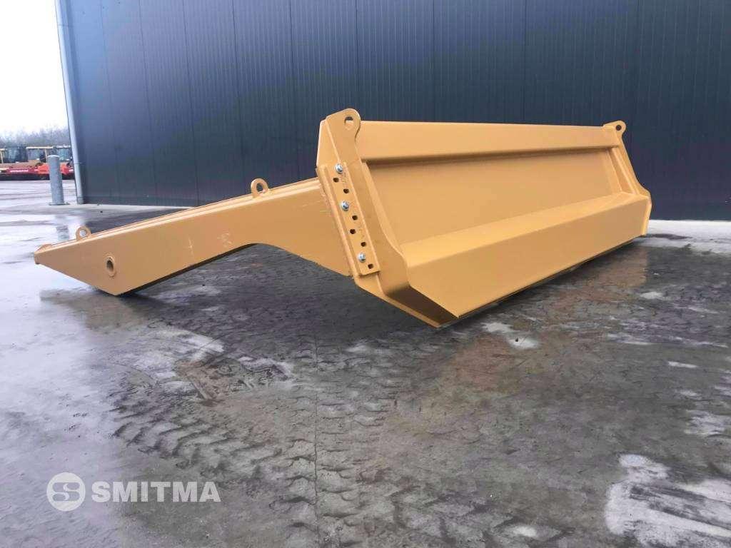 Rear hatch for Caterpillar 745 Photo 2