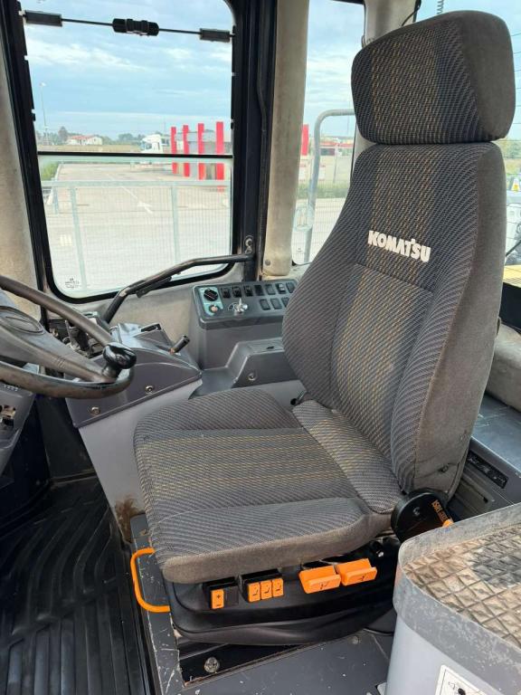Komatsu WA470-5 Photo 6