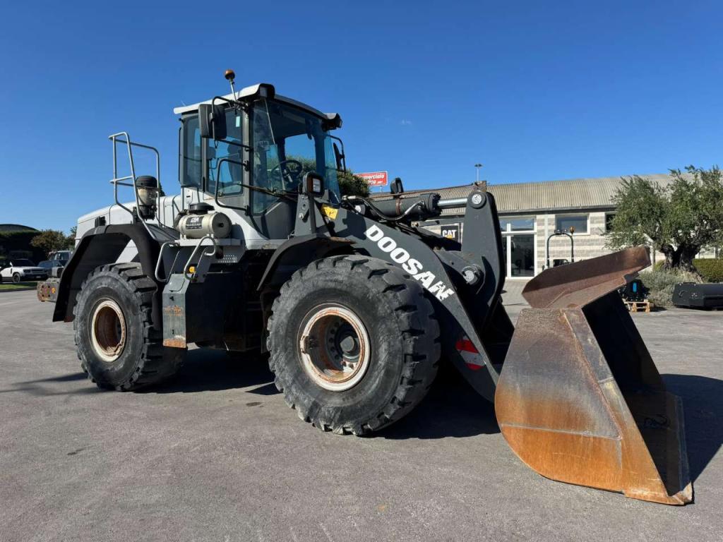 Doosan DL 300-3 Photo 1