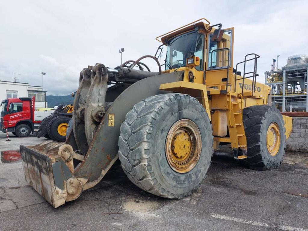Volvo L330E Photo 2