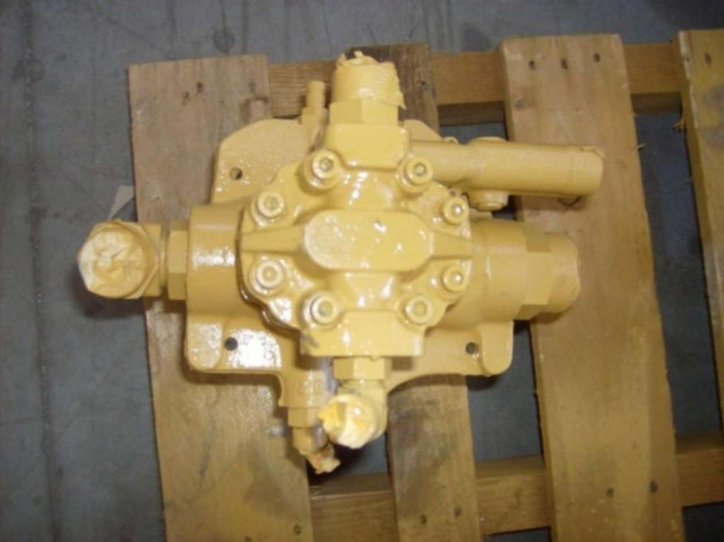 Hydraulic pump for Caterpillar D300D Photo 2