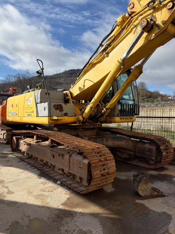 New Holland E385B Photo 5