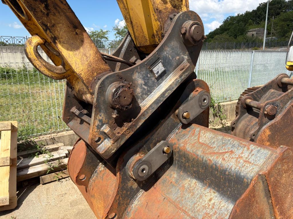 New Holland E385B Photo 9