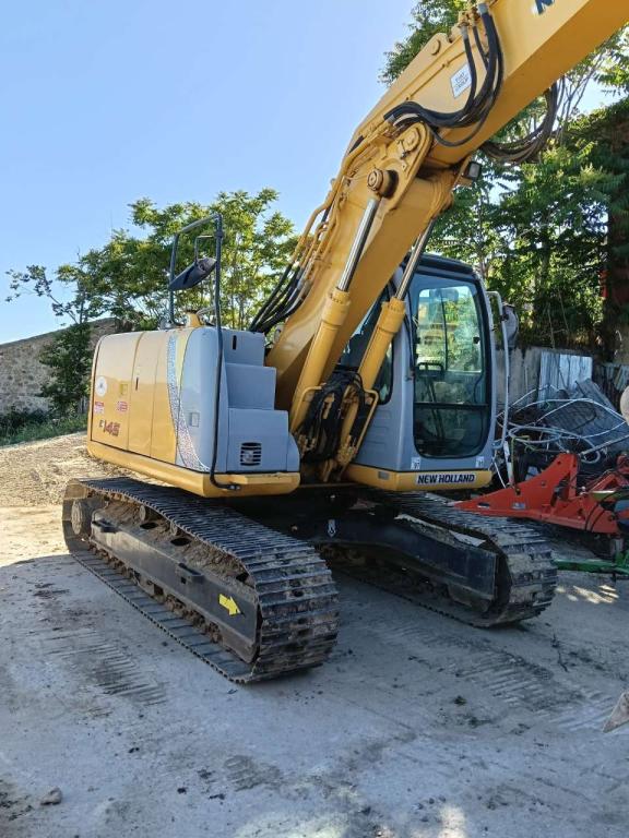 New Holland E145 Photo 4