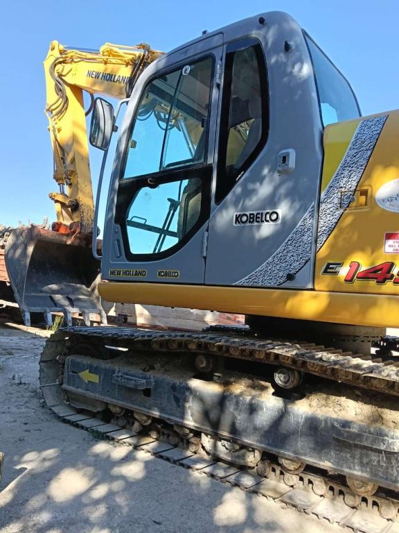 New Holland E145 Photo 5