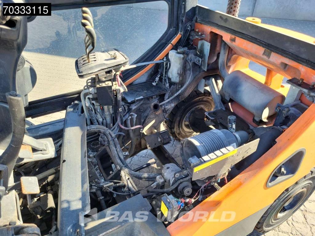 Doosan D25S -5 MISSING Engine & Seat Photo 10