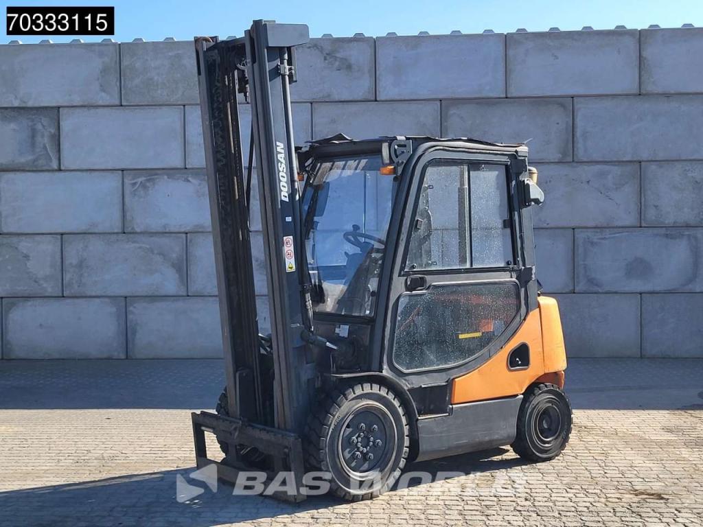 Doosan D25S -5 MISSING Engine & Seat Photo 2