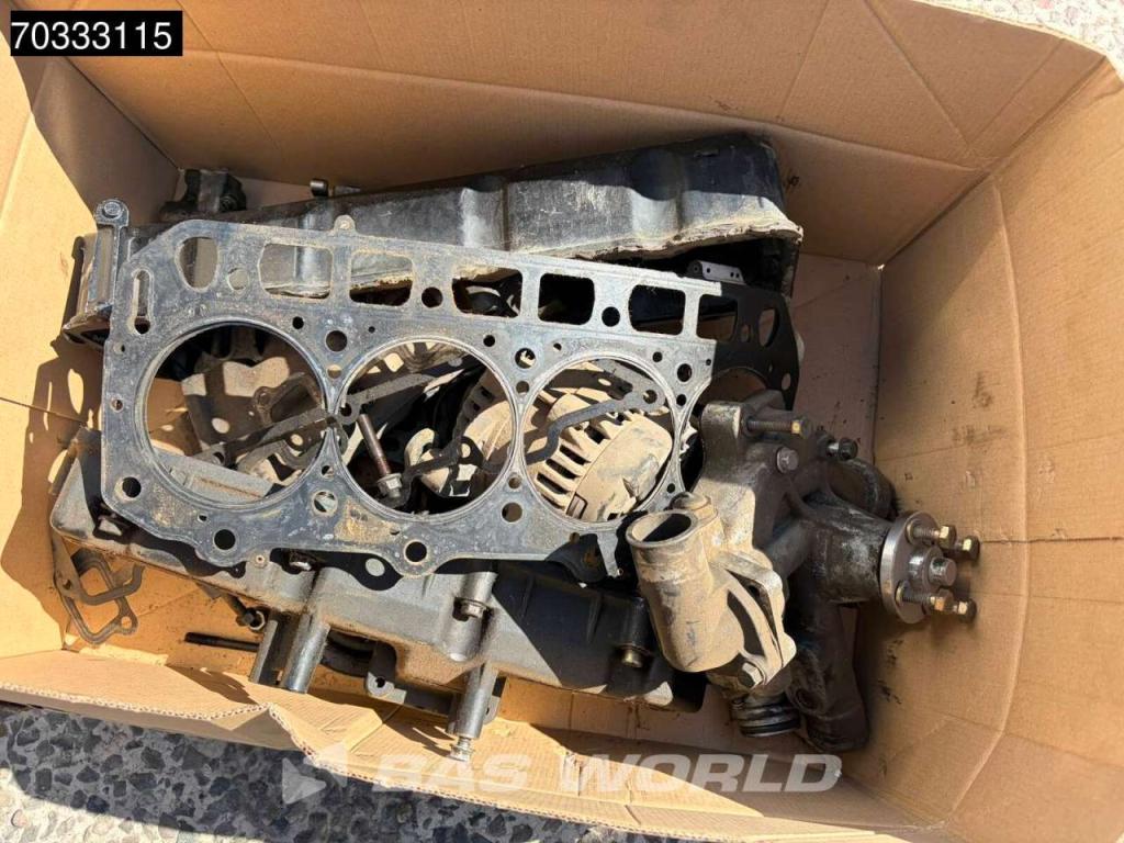 Doosan D25S -5 MISSING Engine & Seat Photo 24