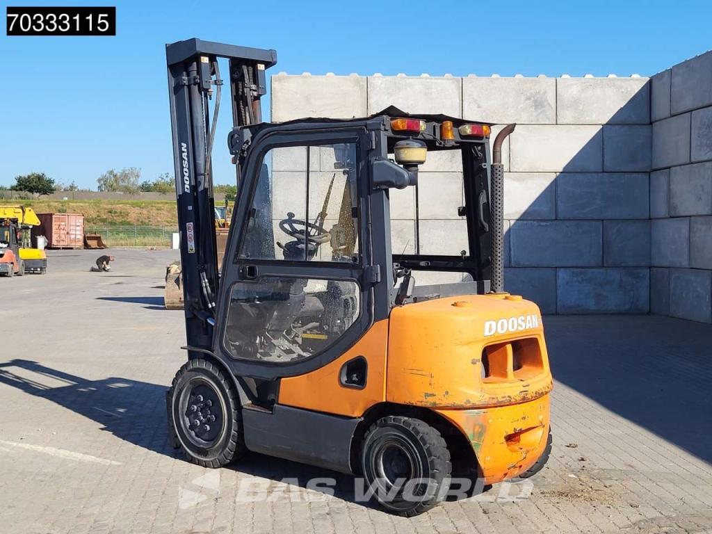 Doosan D25S -5 MISSING Engine & Seat Photo 3