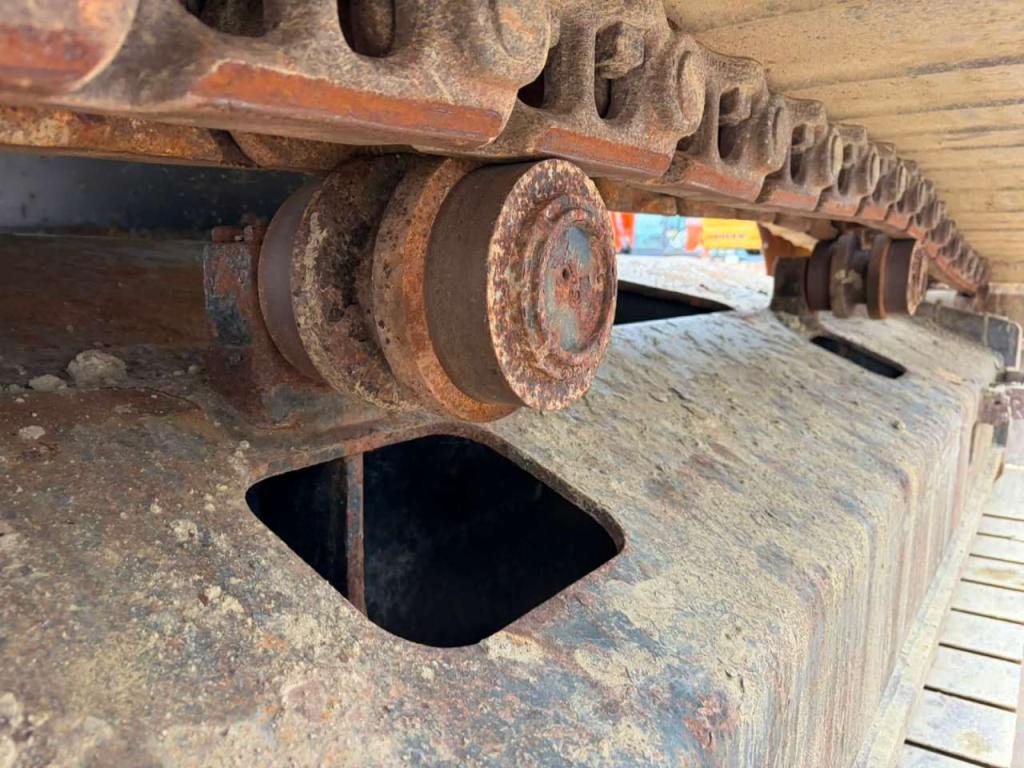 Hitachi ZX300LCN-6 Photo 16