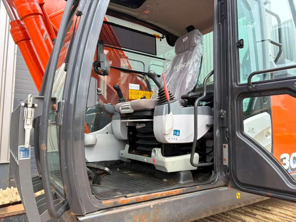 Hitachi ZX300LCN-6 Photo 19