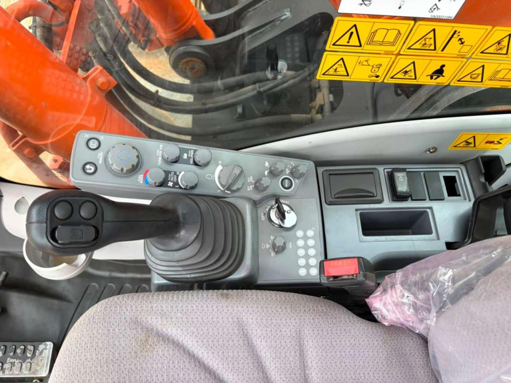 Hitachi ZX300LCN-6 Photo 23
