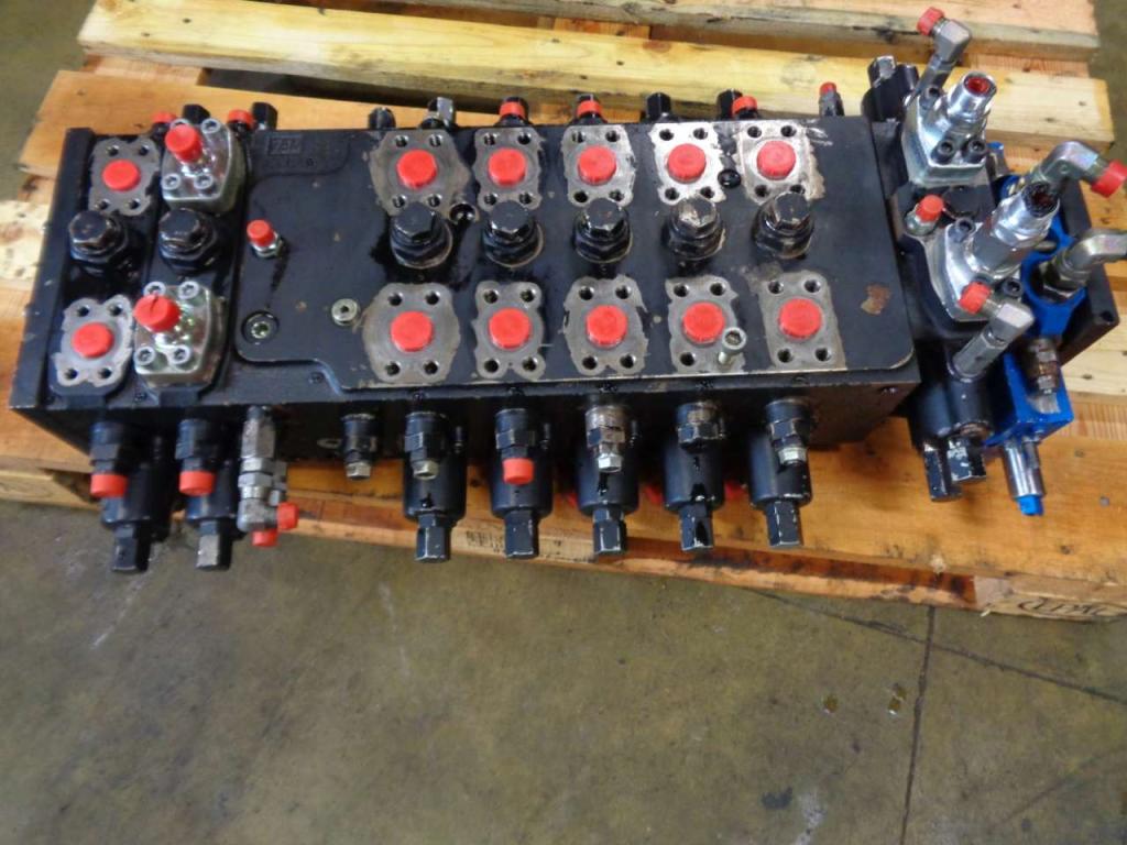 Hydraulic distributor for JCB JS 200W Photo 1