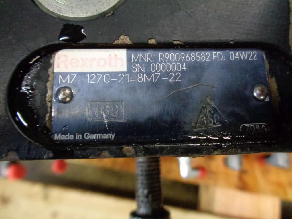 Hydraulic distributor for JCB JS 200W Photo 2