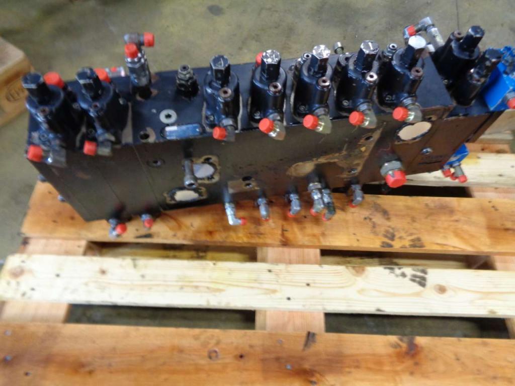 Hydraulic distributor for JCB JS 200W Photo 4
